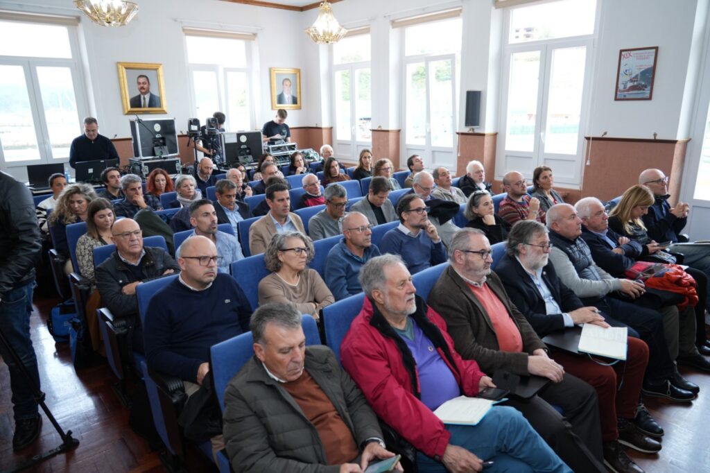 Asistentes a las Jornadas Técnicas de Pesca de Celeiro en el salón de actos de la Cofradía